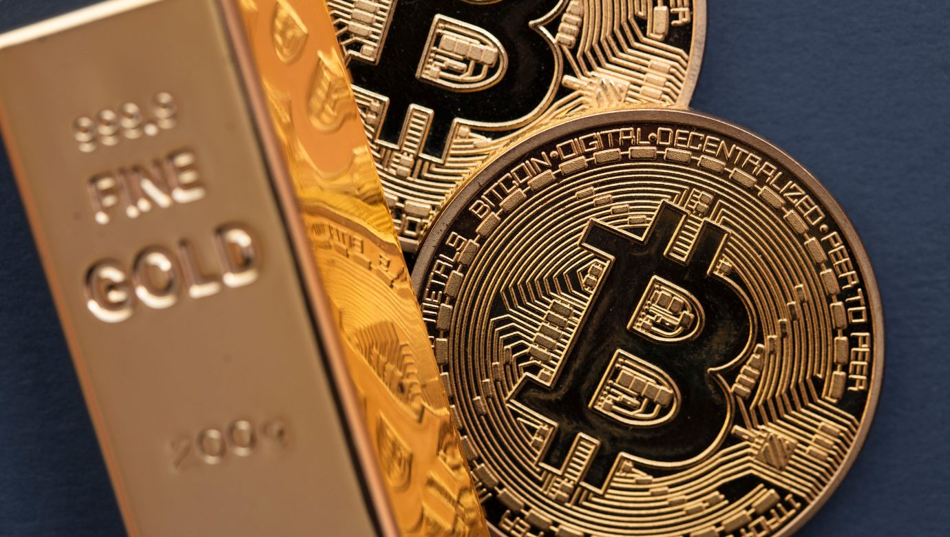 Bitcoin versus gold